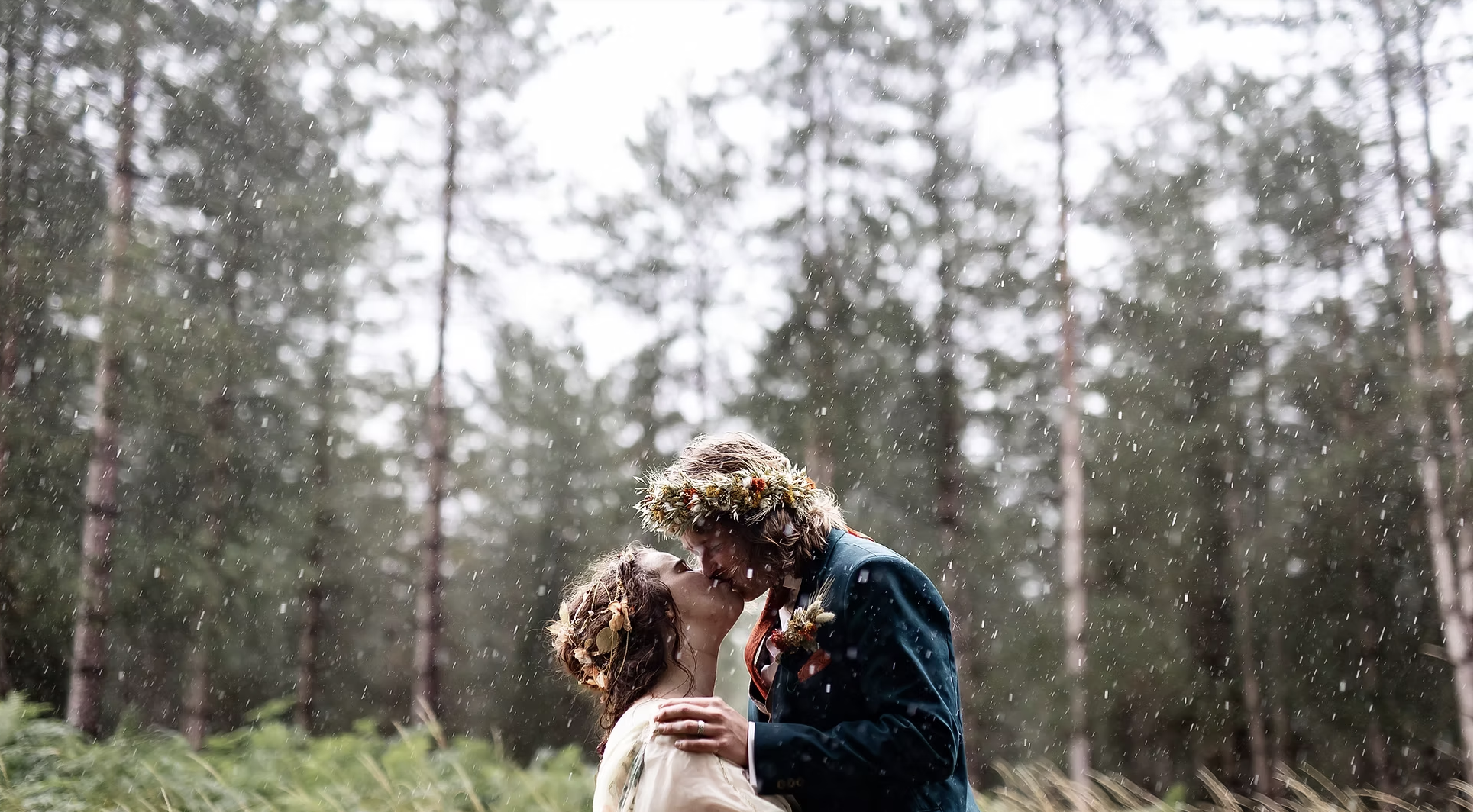 wedding couple kiss in the rain